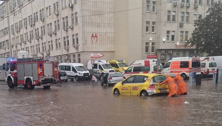 Наводнени улици и затворени кръстовища създадоха хаос в дунавската столица