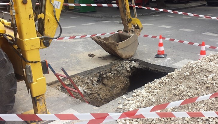 Собствениците на паркирани автомобили трябва да ги преместят своевременно до утре
