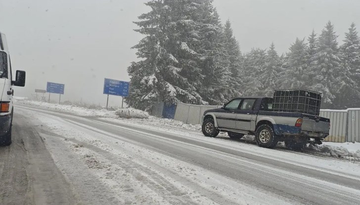 Екипи почистват и опесъчават пътното платно, шофьорите да избягват участъка Екипи почистват и опесъчават пътното платно, шофьорите да избягват участъка