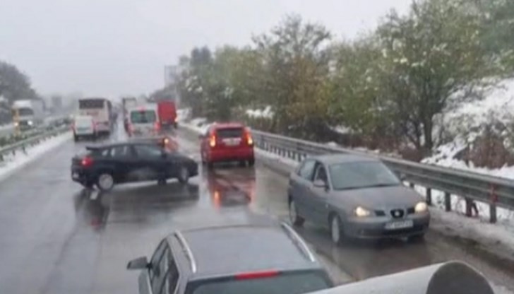 Движението вече е възстановено след двучасовото затваряне заради снегопочистване