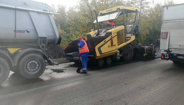 Експерти проверяват качеството на новата настилка, за да предотвратят нови трагедии