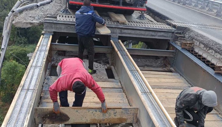 Вече са монтирани 96 нови стоманобетонни елемента на съоръжението при Русе