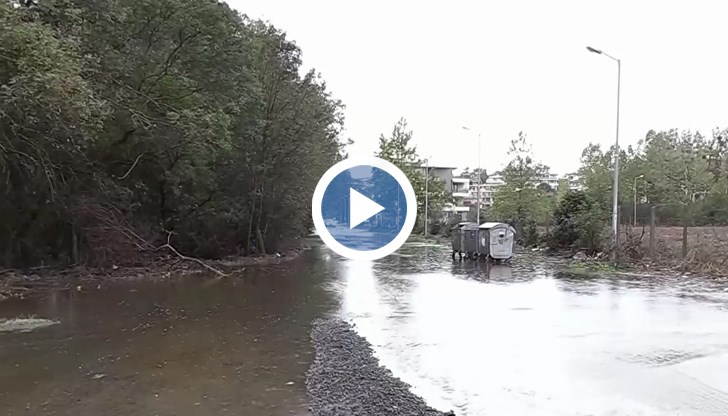 Водата достигна почти до колене, отмениха учебните занятия в цялата община