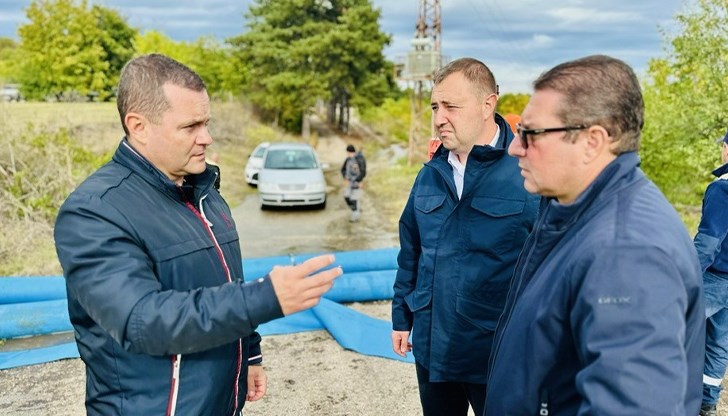 Помпената станция изпуска контролирано вода в река Дунав