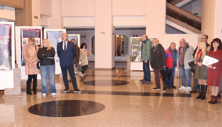 Експозицията включва над 150 снимки от XIX и XX век