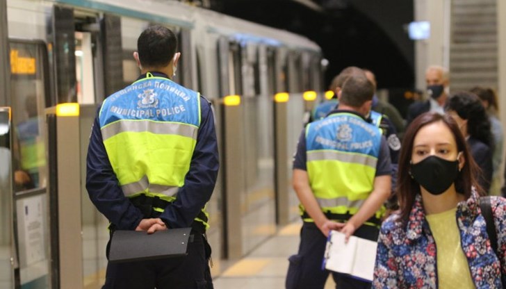 Полицейски служител открил детето във влак на метростанция „Мизия"