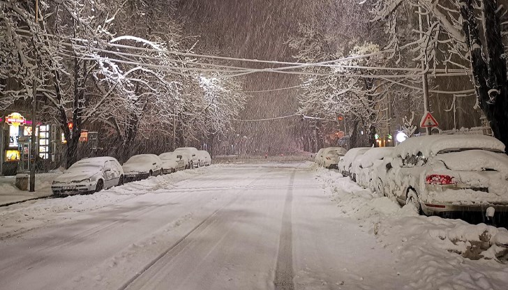 Фирмите за снегопочистване трябва да са готови, а шофьорите да бъдат особено внимателни