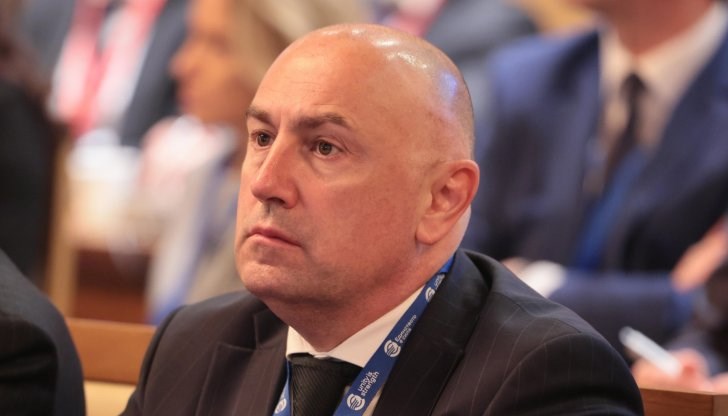 Експертът от БНБ предупреди за риск от "румънски сценарий" със замразяване на заплати Експертът от БНБ предупреди за риск от "румънски сценарий" със замразяване на заплати