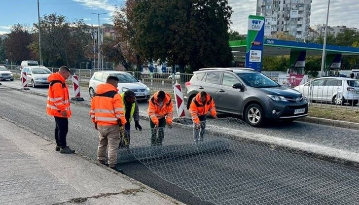 Новата технология цели да предотврати коловозите от тежките тирове след предишен неуспешен ремонт