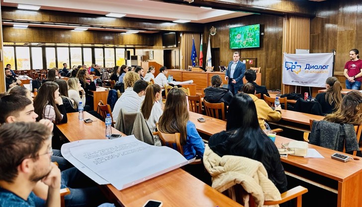 Кметът награди двама талантливи спортисти за постиженията им през летните месеци