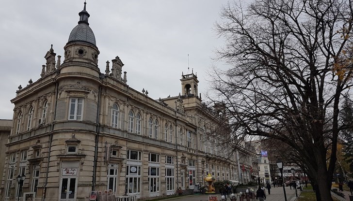 Един от акцентите в програмата е авторският спектакъл на Камен Донев „С най-голямо уважение“ Един от акцентите в програмата е авторският спектакъл на Камен Донев „С най-голямо уважение“