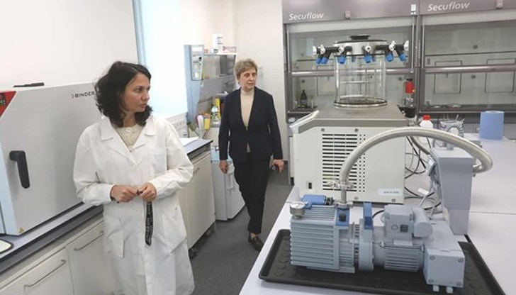 Проф. Стоянова с д-р Соня Харизанова в лабораторията по неорганичен синтез в научния комплекс “Гео Милев”