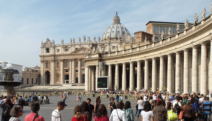 Инцидентът се случи пред стотици шокирани богомолци и туристи в петък сутринта