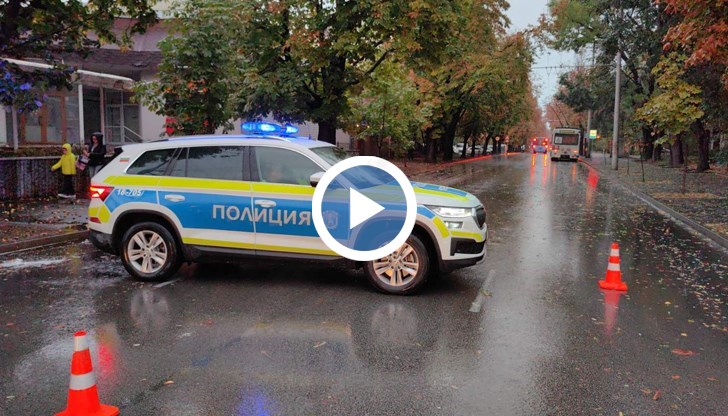 Екипи разчистват пътното платно, градският транспорт е затруднен