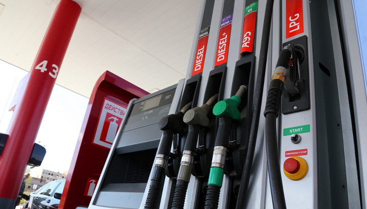 Рафинерията в Панчево работи само със запаси, дизелът достигна 3,40 лева за литър Рафинерията в Панчево работи само със запаси, дизелът достигна 3,40 лева за литър