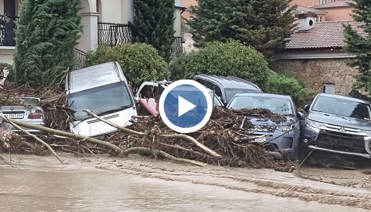 Започна разчистването на щетите, водата в къщите е достигала до 1,6 метра