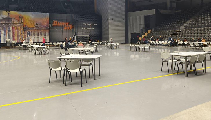 Социални служби, психолози и доброволци от БЧК са на място, четири автобуса извозват хората