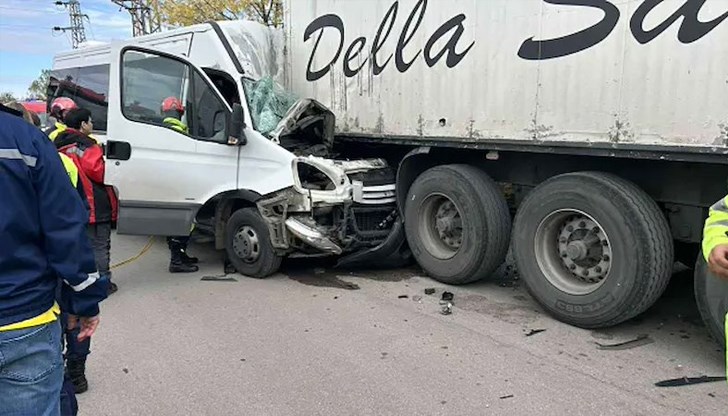 Бус се вряза в спрял ТИР Бус се вряза в спрял ТИР
