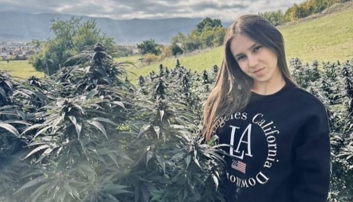 Момичето позирало сред растения, приличащи на наркотика