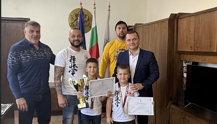 Кметът Пенчо Милков награди шампионите от СК "Бушин" за успеха им на международния турнир