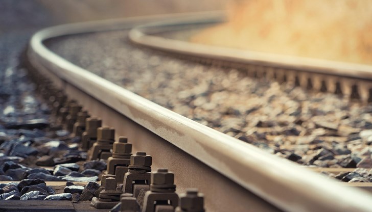 Възрастен мъж легна на релсите при наближаване на композицията, машинистът не успя да спре Възрастен мъж легна на релсите при наближаване на композицията, машинистът не успя да спре