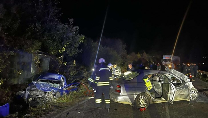 Наложило се е пожарникари да режат ламарини, за да извадят пострадалите