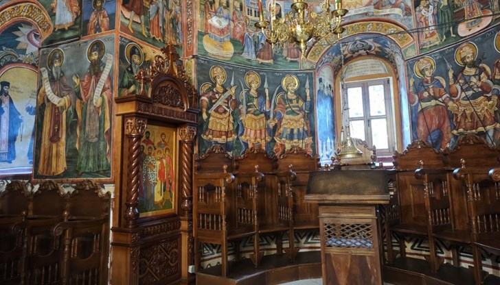 На 8 октомври 927 годин архиепископ Дамян Дръстърски оглавява независимата Българска православна църква