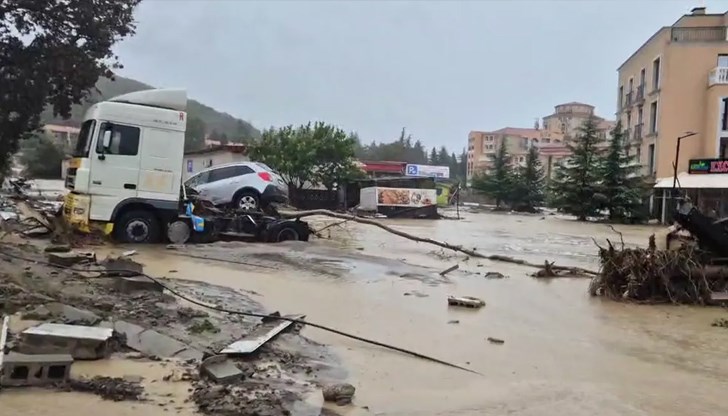 Военнослужещи от Военноморските сили и Командването за логистична поддръжка помагат в Елените и Свети Влас