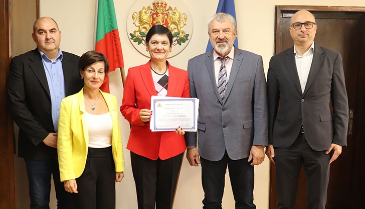 Драгомир Драганов награди Боряна Манолова за принос в иновациите