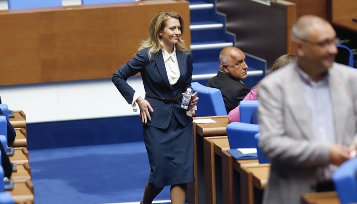 Рая Назарян от ГЕРБ-СДС е новият председател на Народното събрание, мандатите ще са по 10 месеца