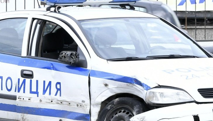 Водачът на Ауди А3 влезе в забранена улица и се заби в служебни автомобили Водачът на Ауди А3 влезе в забранена улица и се заби в служебни автомобили