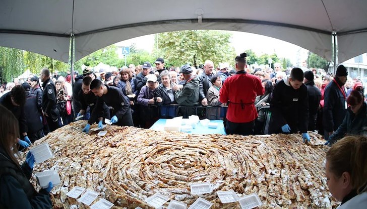 Най-голямата тиква на празника тежи 70 килограма и донесе на стопанина си награда от 1000 лева