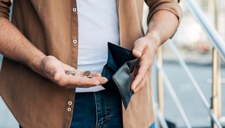 Повечето държат парите си в брой или в банка и реално обедняват