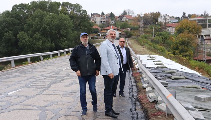 Областният управител Драгомир Драганов съгласува 10 дни допълнителен срок заради изследвания на язовирната стена да 27 октомври