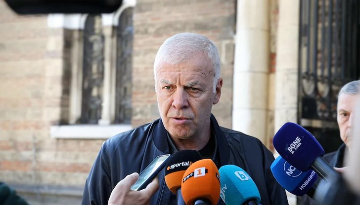 Близки и приятели изпратиха футболната легенда Добромир Жечев в последния му път