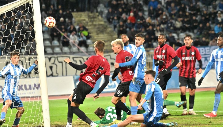 Гостите вкараха изравнителен гол в последната секунда и победиха с 2:1 след продължения Гостите вкараха изравнителен гол в последната секунда и победиха с 2:1 след продължения