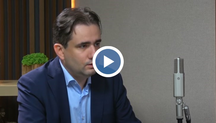 Божидар Божанов разкри какво съдържа "компроматната папка" на Пеевски