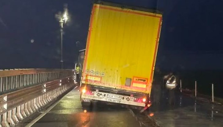 Камионът беше издърпан от багер, движението е възстановено