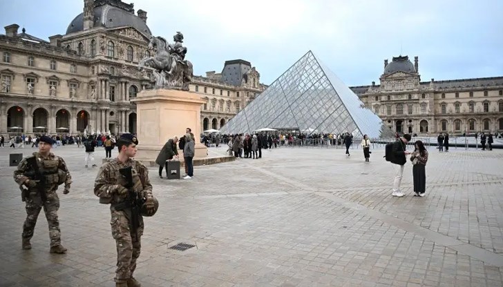 Под полицейски ескорт ценностите са транспортирани до трезорите на 26 метра дълбочина Под полицейски ескорт ценностите са транспортирани до трезорите на 26 метра дълбочина
