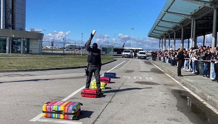 Демонстрация на летище "Васил Левски" показа как се залавят наркотрафиканти със служебни кучета