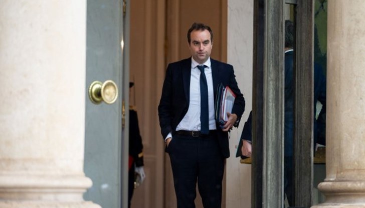 Еманюел Макрон се изправя пред петата оставка на премиер за по-малко от две години