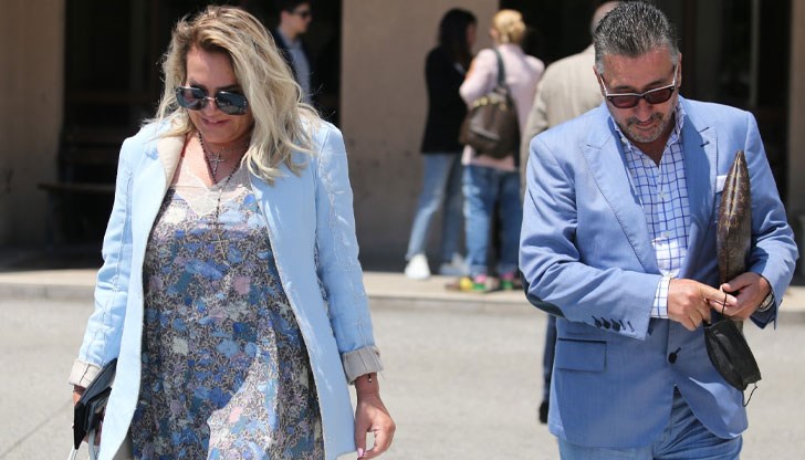 Четирима души загинаха в потопа в "Елените", но никой не може да понесе отговорност за незаконното строителство. Разследващият журналист Слави Ангелов разкрива схемата на приватизатора, който избяга от всички глоби и санкции