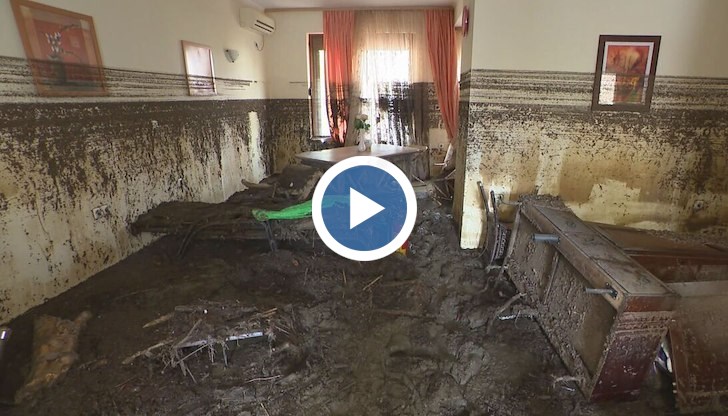 Пожарникарите спасиха него и жена му от високите води, автобус е изнесен до втория етаж на къщата