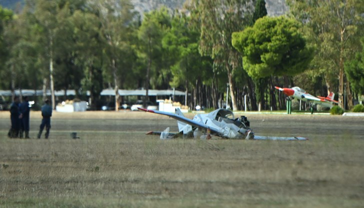 Двамата пилоти са ранени и са откарани във военна болница