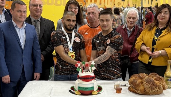 Русенските тежкоатлети излизат на подиума в категория до 60 кг на 3 октомври от 20:30 часа Русенските тежкоатлети излизат на подиума в категория до 60 кг на 3 октомври от 20:30 часа