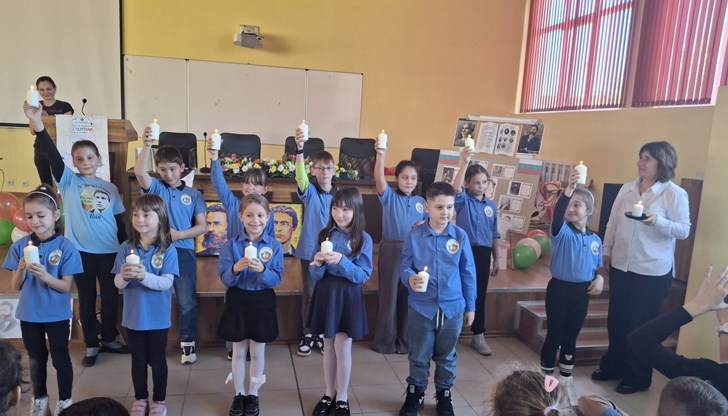 Ученици и учители почетоха будителите с рецитали, танци и рисунки