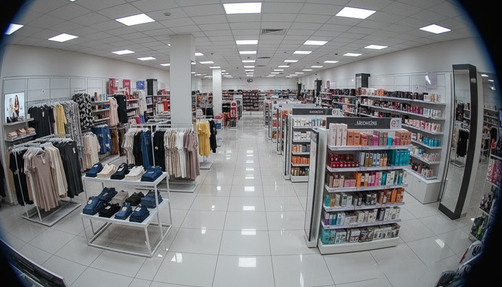 Жената отмъкнала две рокли, панталони и козметика