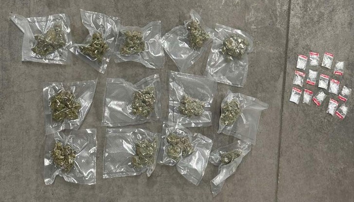 Дилъри криеха дрога в тайници под скоростния лост и във въздуховод