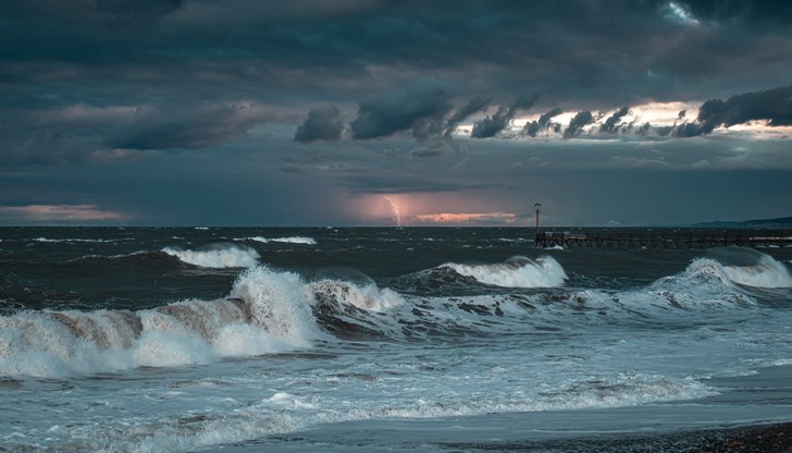 Циклон удря България между 2 и 4 октомври със силни ветрове и проливни дъждове