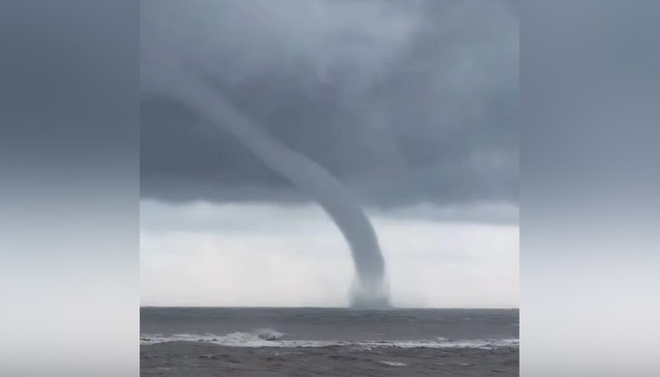 Наводнения и затворени пътища заради проливните дъждове в Бургаско